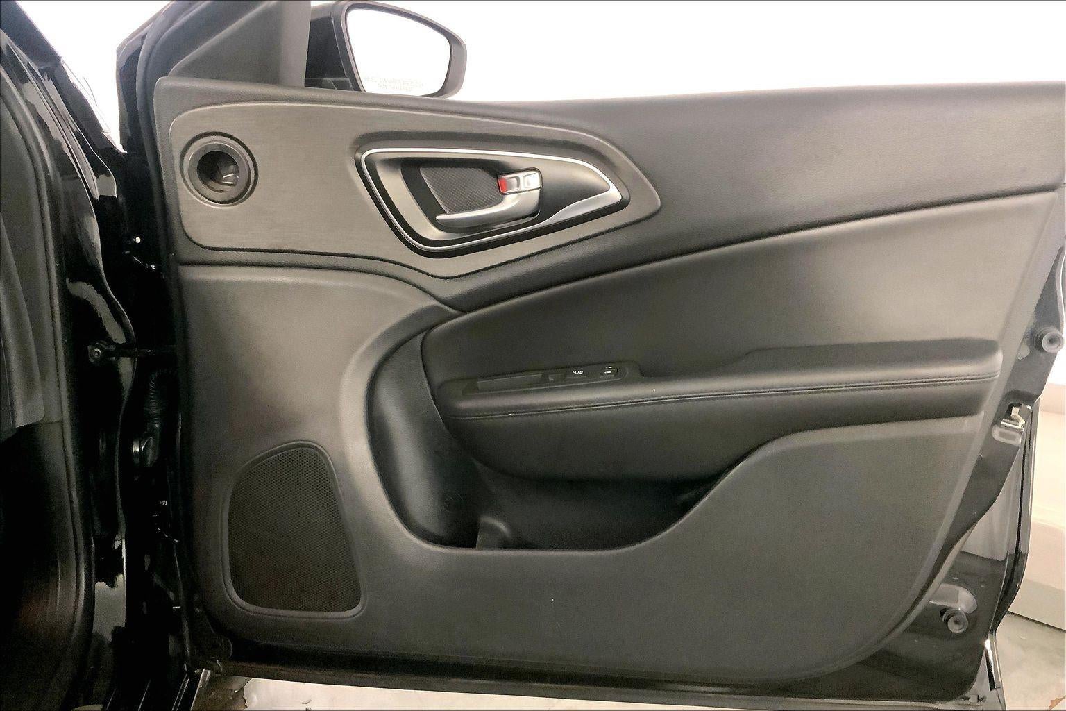 2017 Chrysler 200 Limited Platinum