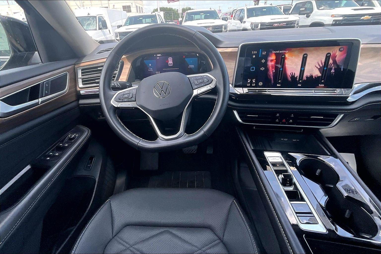 2025 Volkswagen Atlas 2.0T SE w/Technology