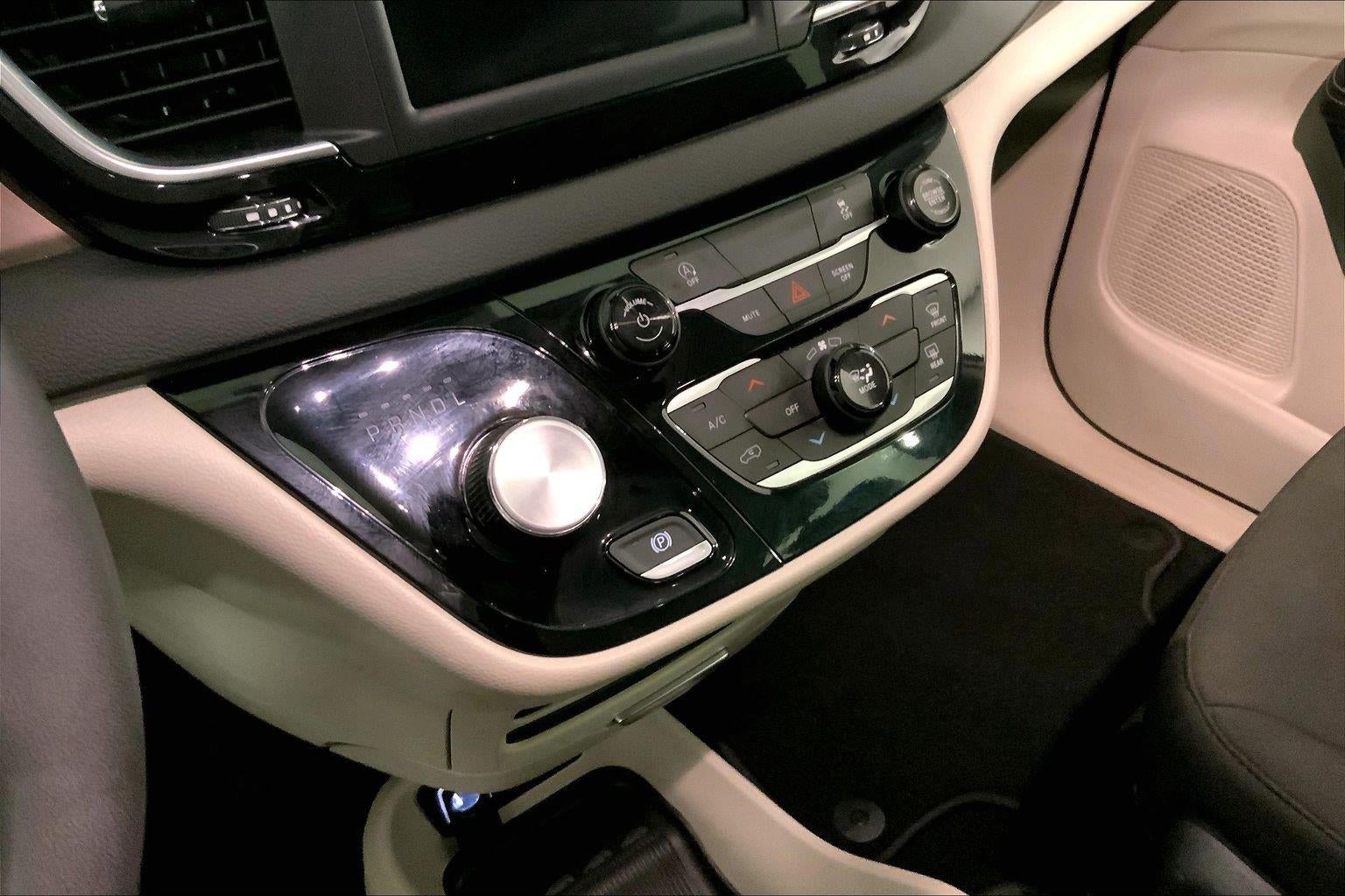 2024 Chrysler Voyager LX