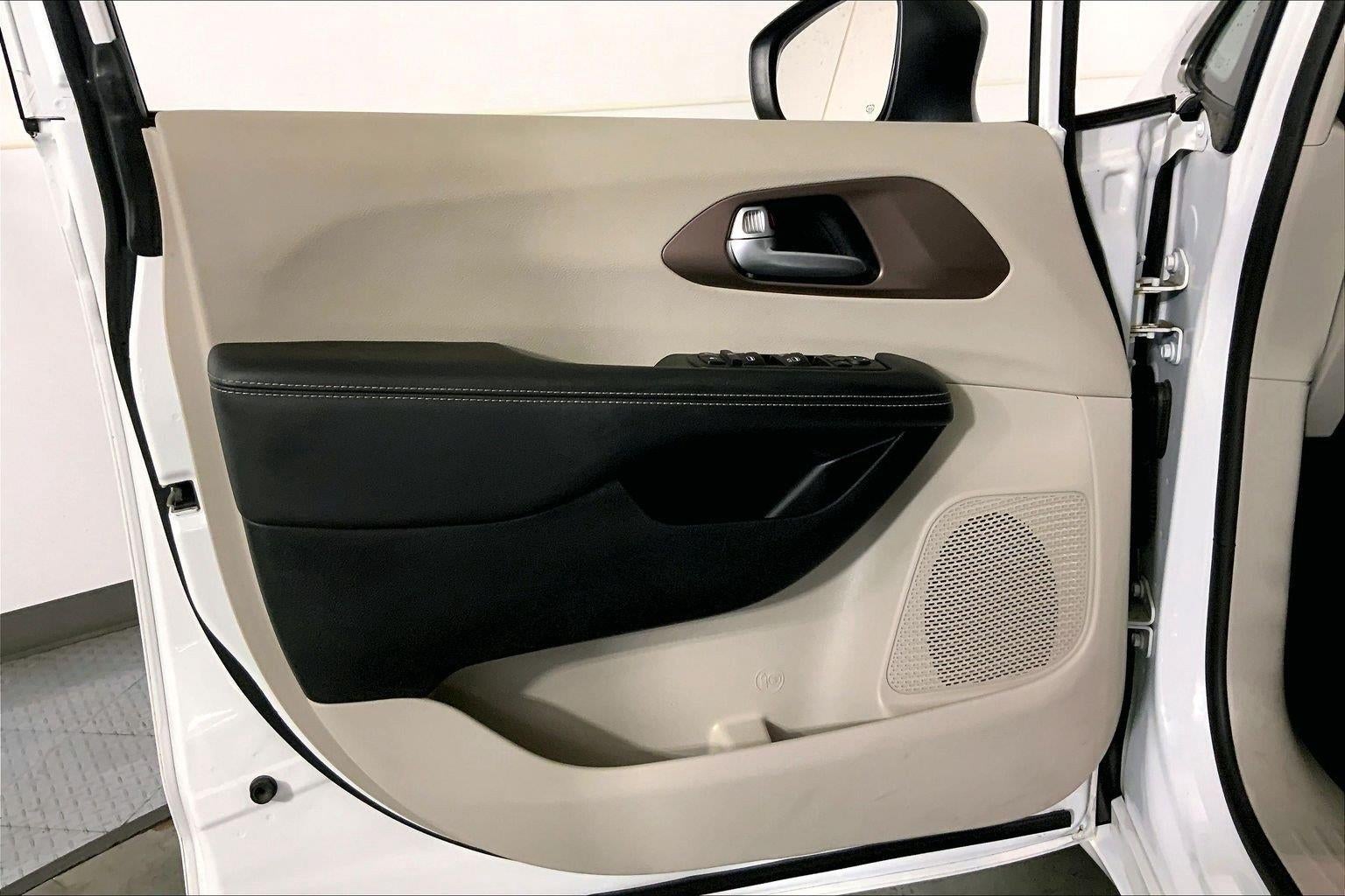 2024 Chrysler Voyager LX