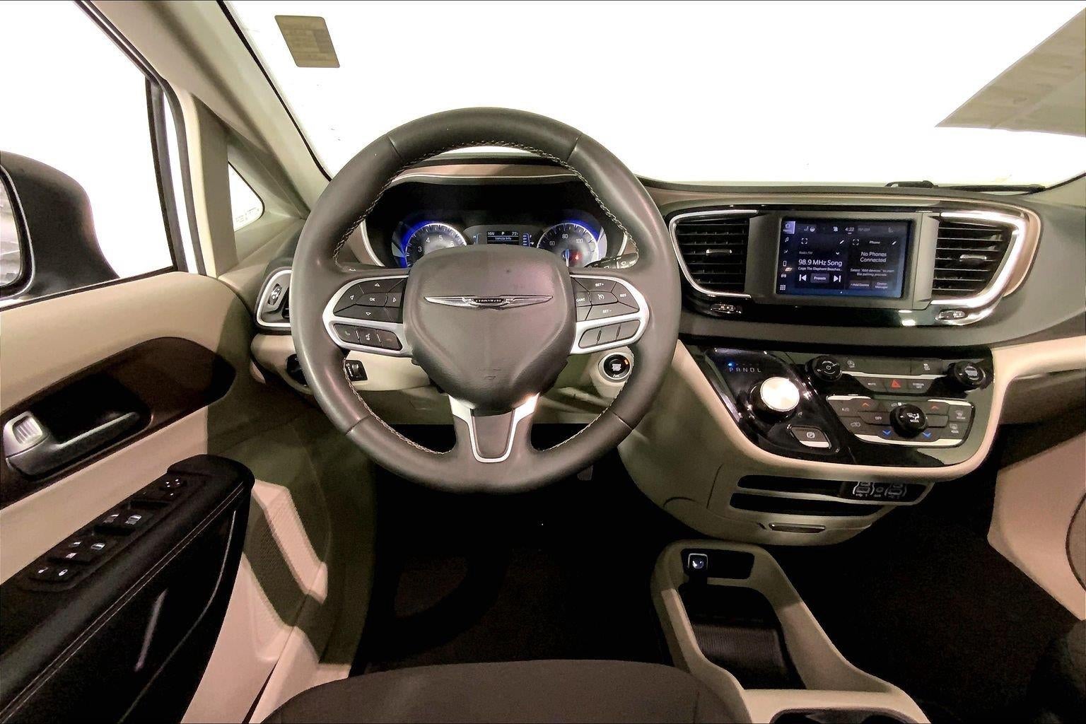 2024 Chrysler Voyager LX